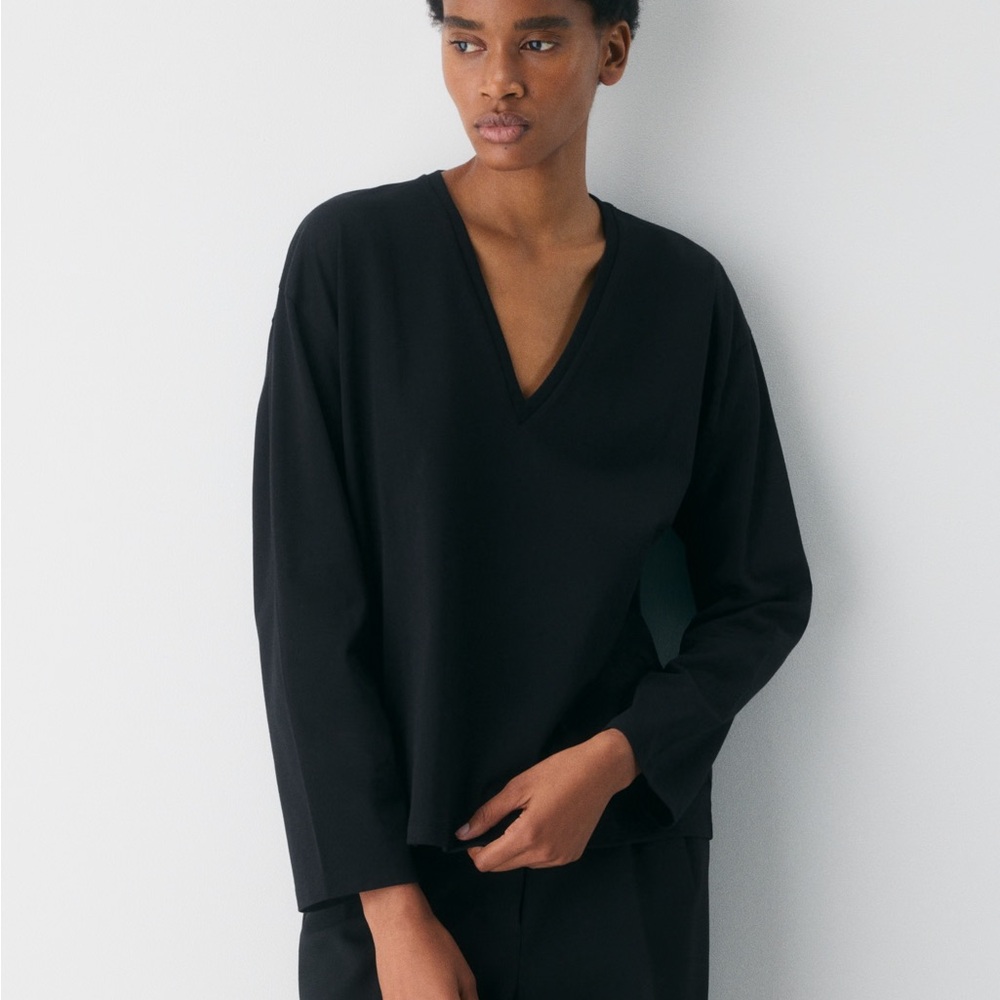 Uniqlo Black V-Neck Sweater